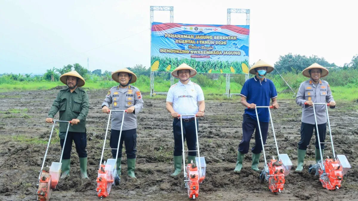 Dukung Ketahanan Pangan, Kapolda Jateng Pimpin Tanam Jagung di Karanganyar
