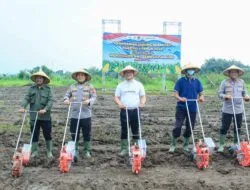 Dukung Ketahanan Pangan, Kapolda Jateng Pimpin Tanam Jagung di Karanganyar