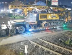 Truk Halangi Rel Kaligawe, 10 KA Terlambat & KAI Tuntut Ganti Rugi