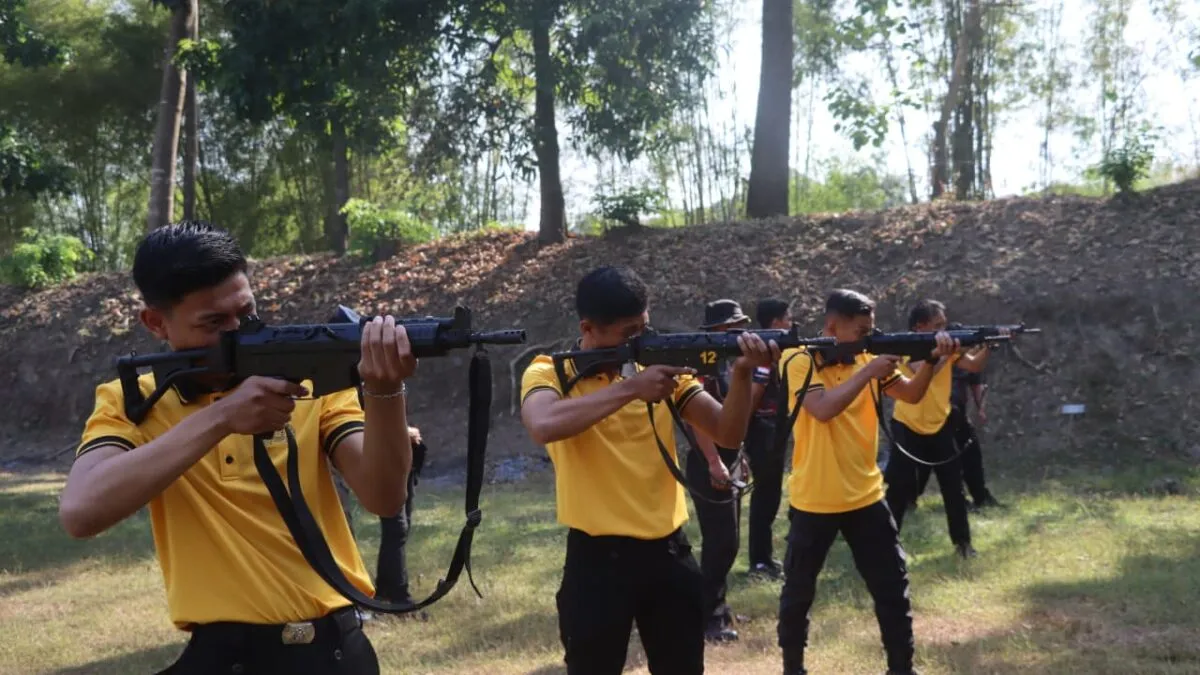 100 Personel Polres Demak Latihan Menembak