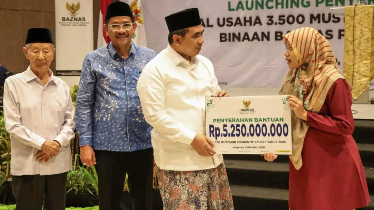 Wagub Taj Yasin Serahkan Bantuan Modal Baznas di Ungaran