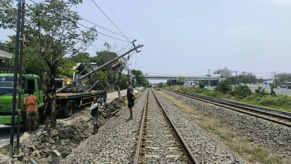 Kabel PLN Roboh, Perjalanan KA di Semarang Terganggu