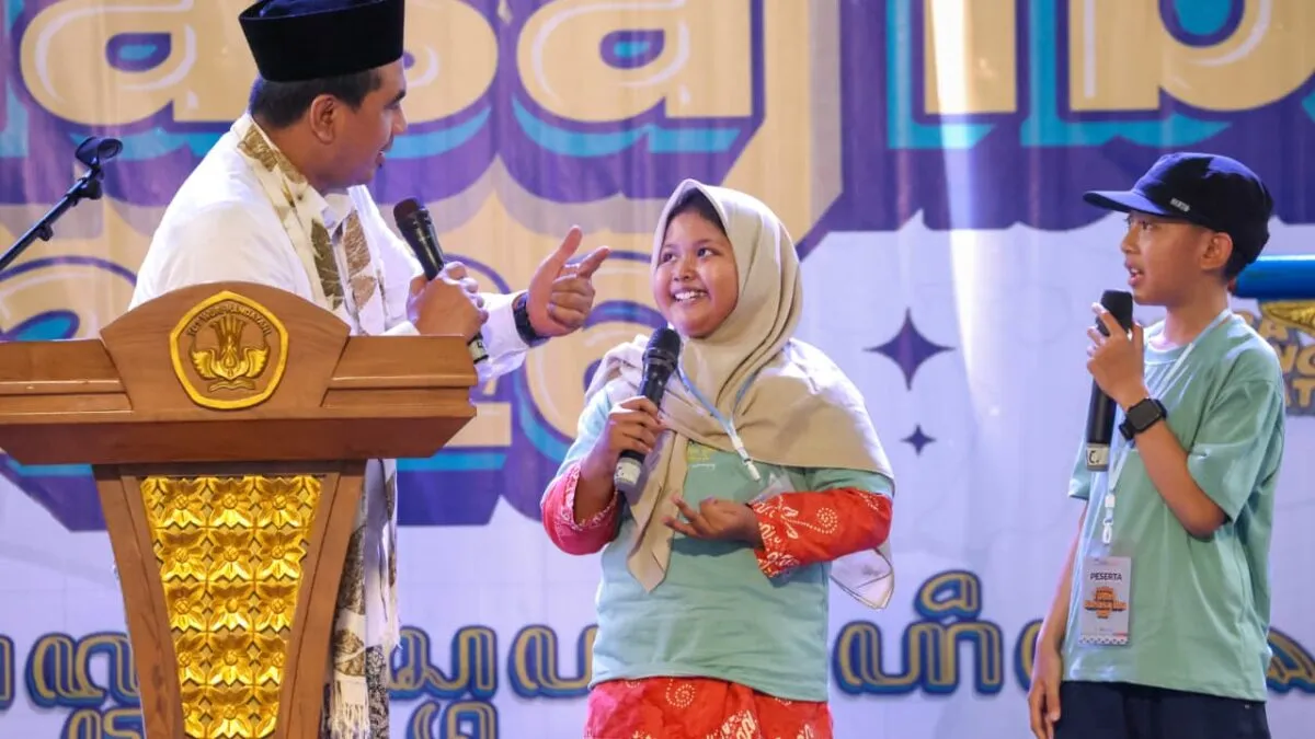 Aksi Seru Wagub Taj Yasin Beri Hadiah Siswa di Ungaran