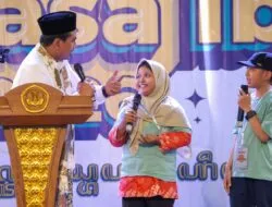 Aksi Seru Wagub Taj Yasin Beri Hadiah Siswa di Ungaran