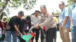 Polda Jateng dan Jurnalis Salurkan Air Bersih ke Jabungan