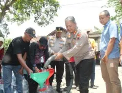Polda Jateng dan Jurnalis Salurkan Air Bersih ke Jabungan